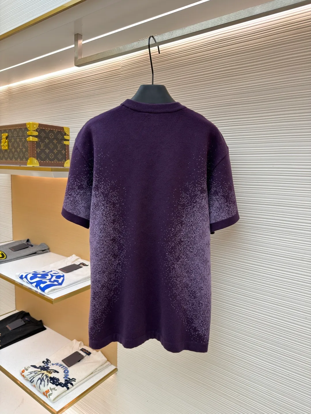 LOUIS VUITTON letter dark pattern jacquard gradient knitted sweater short sleeves ●Original version: purchased and developed for 11300 ●Item number: 1682321-A95 ●Fabric: cotton fabric ●Technology: knitted production ●Color: purple gradient ●Version: fitted version ●Weight: about 485 grams ●Size: S-M-L-XL ●Description: This Louis Vuitton purple knitted short-sleeve is woven with high-count worsted wool blended yarn. A 16-needle fine plain weave base is created by a double needle bed knitting machine to ensure that the fabric is stiff and skin-friendly. The body of the garment uses a gradient inkjet printing process, using digital inkjet printing technology with micron-level precision positioning, to attach purple-toned metallic glitter to the knitted surface in a gradient pattern from dark to light. The glitter particles are treated with high-temperature color fixation, making them resistant to friction and not easy to fall off. The neckline adopts double-layer ribbing process, which is not easy to deform after pre-shrinking treatment. The shoulders are designed with seamless one-piece raglan sleeves to reduce seam friction. The overall cut is a micro-profile off-shoulder version, combined with invisible side slits, which not only ensures wearing comfort, but also presents a high-end three-dimensional wearing effect. Every craft detail is polished in accordance with the brand's strict quality control standards. The overall wiring is straight and delicate, the fabric is comfortable and soft, and the color is consistent without color difference. It can be matched with the same style to create a fashionable look and control various occasions. Customized accessories, complete with three standards, same style for men and women!